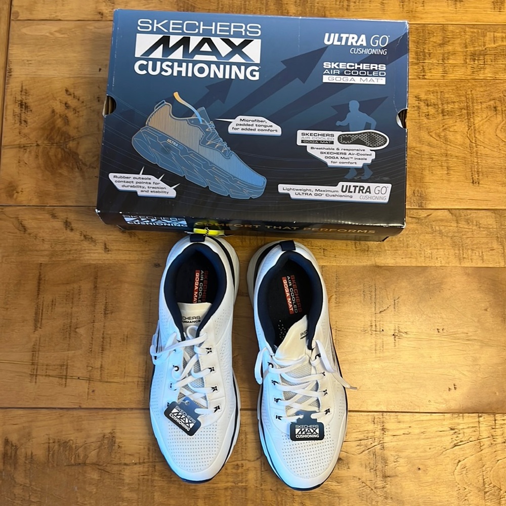 Men’s sketchers max cushion in runners size 10 new in box